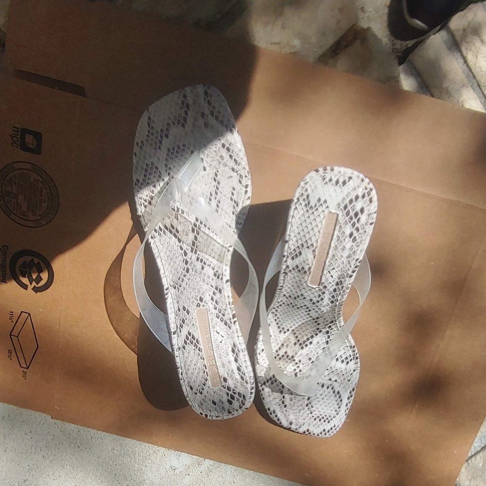 New BCBG Bright Snake skin Tabina Thong Sandals, Size 7.5